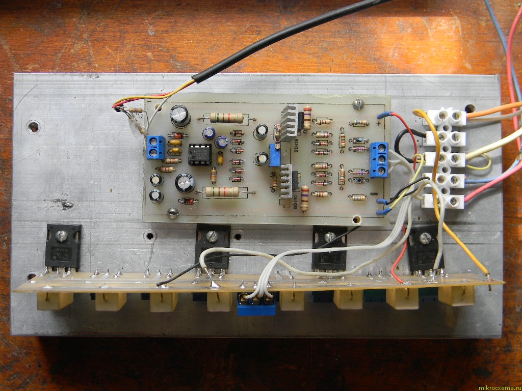 Блок усилителя мощности с предварительным усилителем